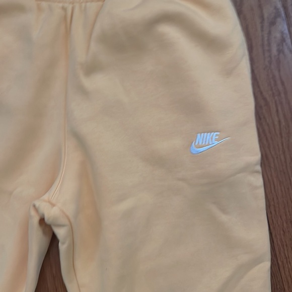 Nike suit - Picture 3 of 6